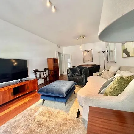 Apartamento Em Boa Localizacao Com Piscina